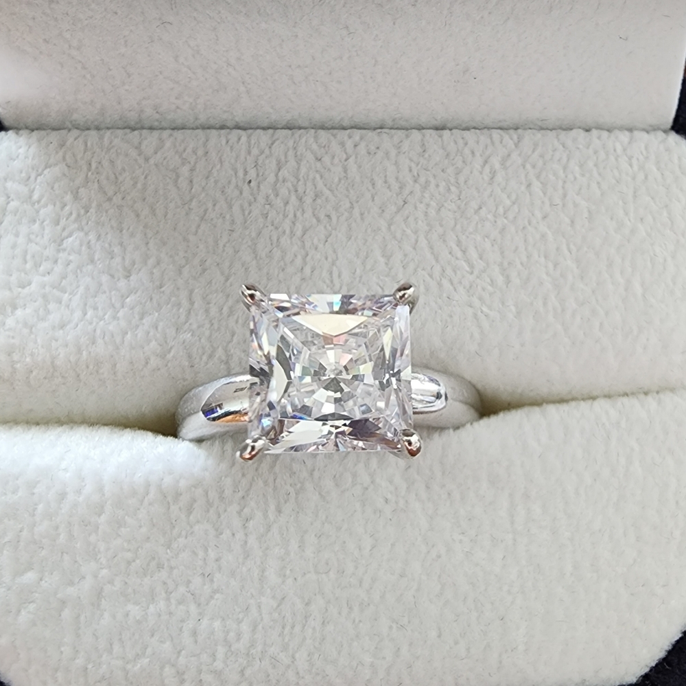 Ladies 2ct cubic zirconia ring